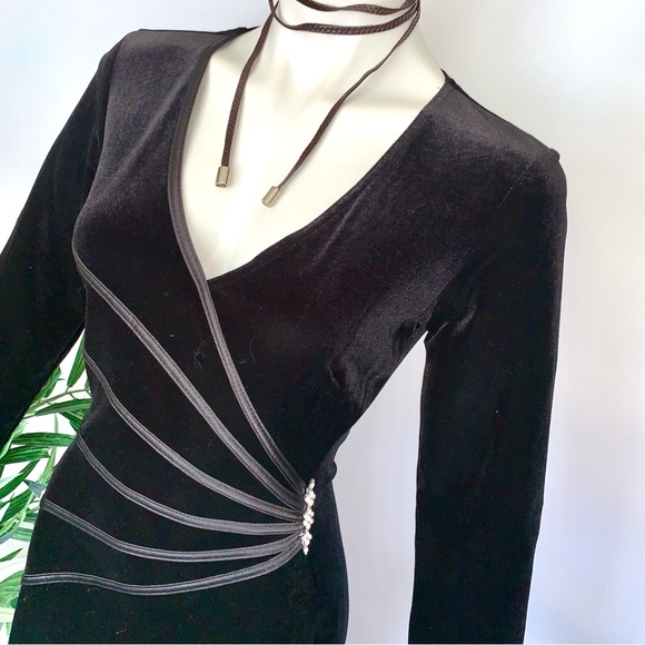 v i n t a g e :: Gorgeous Black Velvet Y2K Midi Dress - Picture 2 of 13